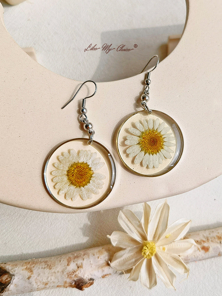 Anting Liontin Resin Dengan Bunga Kering Daisy Abadi