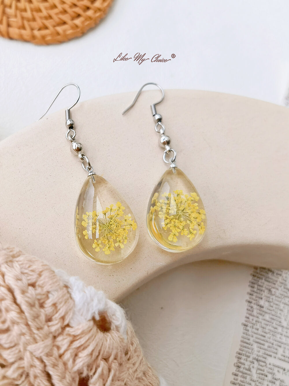 Boucles d'oreilles en résine avec bourgeons de la Reine Anne et fleurs séchées