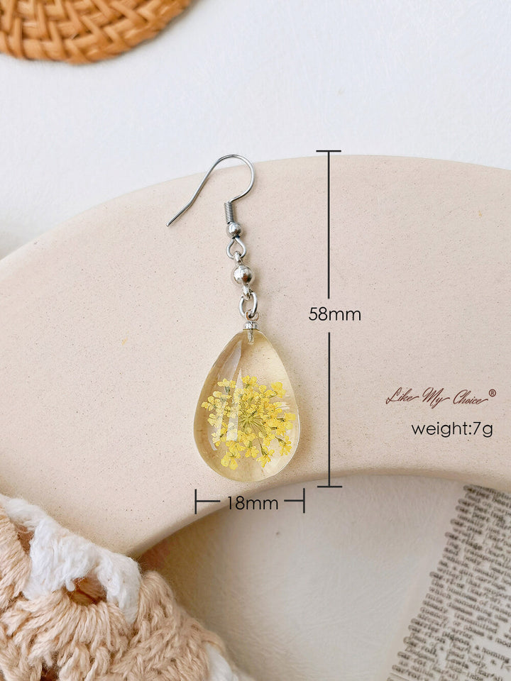 Boucles d'oreilles en résine avec bourgeons de la Reine Anne et fleurs séchées