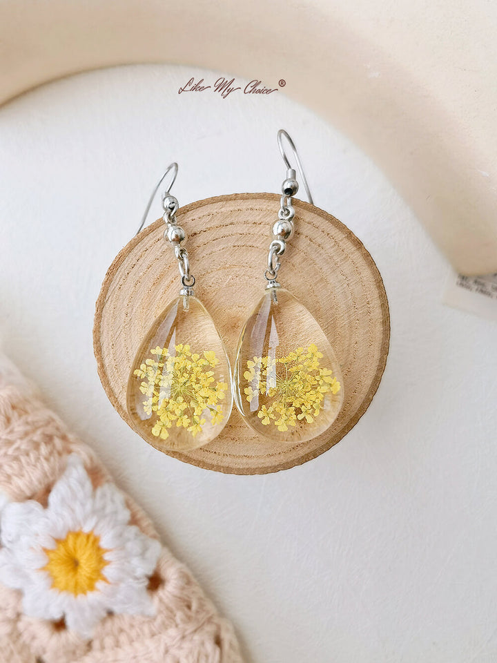 Boucles d'oreilles en résine avec bourgeons de la Reine Anne et fleurs séchées