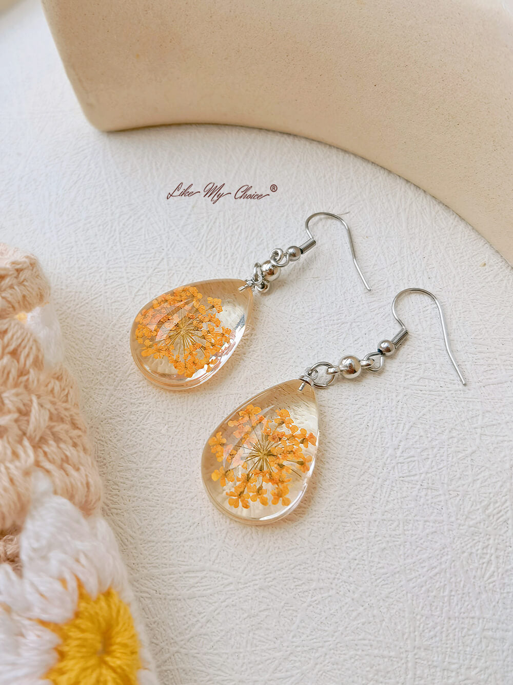 Boucles d'oreilles en résine avec bourgeons de la Reine Anne et fleurs séchées