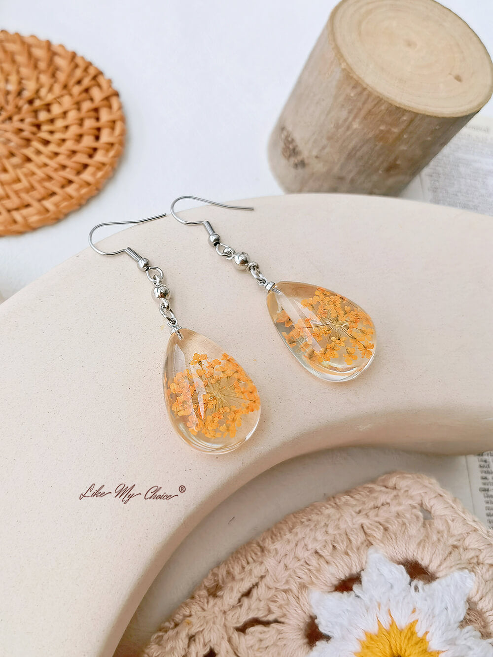 Boucles d'oreilles en résine avec bourgeons de la Reine Anne et fleurs séchées