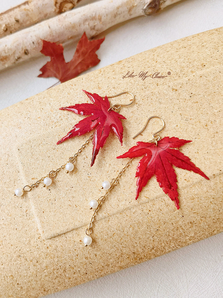 Orecchini Sun Catcher Maple Leaf in resina con perle d'oro