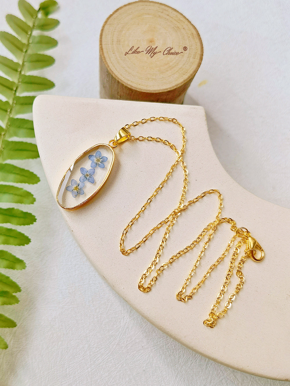 Náhrdelník z přírodní pryskyřice Forget Me Not Golden Oval Pendant