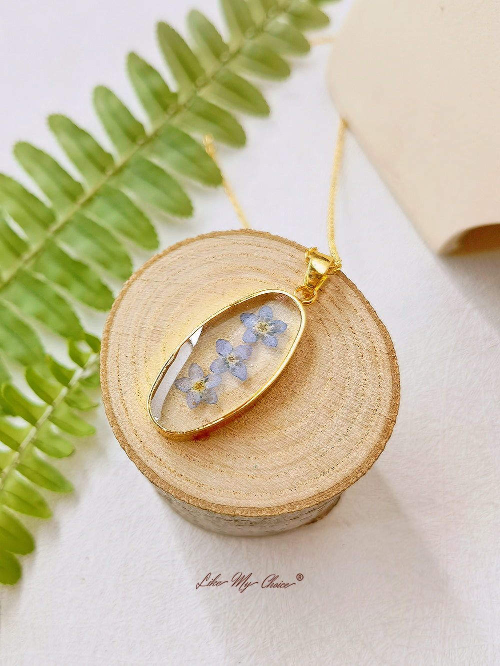 Náhrdelník z přírodní pryskyřice Forget Me Not Golden Oval Pendant