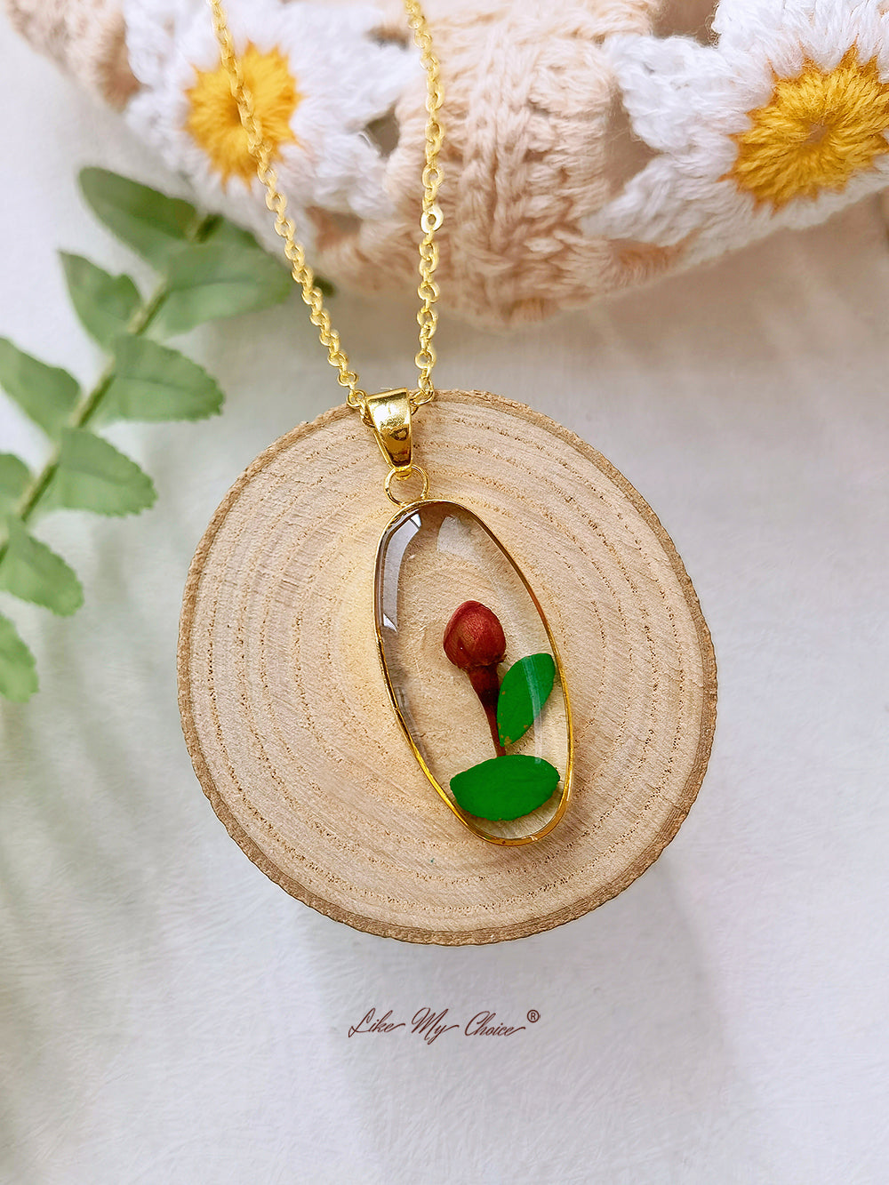 Collier ovale avec pendentif en résine de rose naturelle et fleur pressée