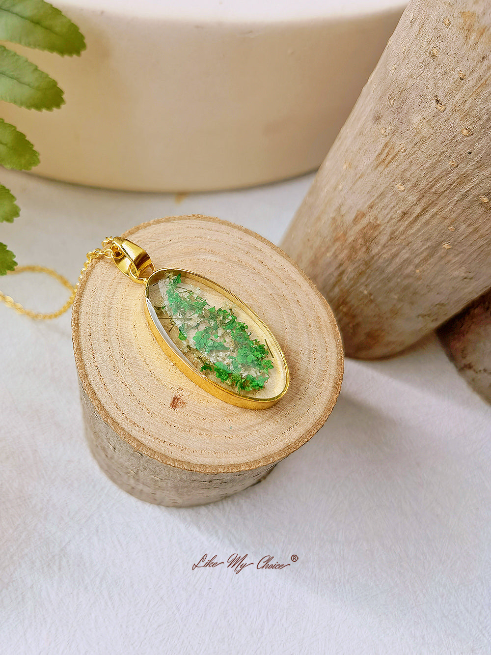 Mini Narcissus Golden Oval Pendant Colier din rășină naturală