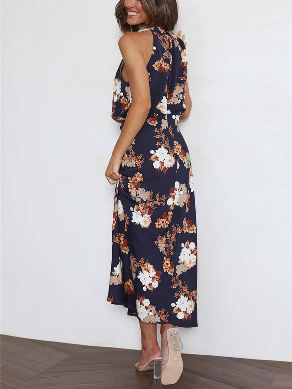 Vestido maxi floral com decote haltere e cintura elástica