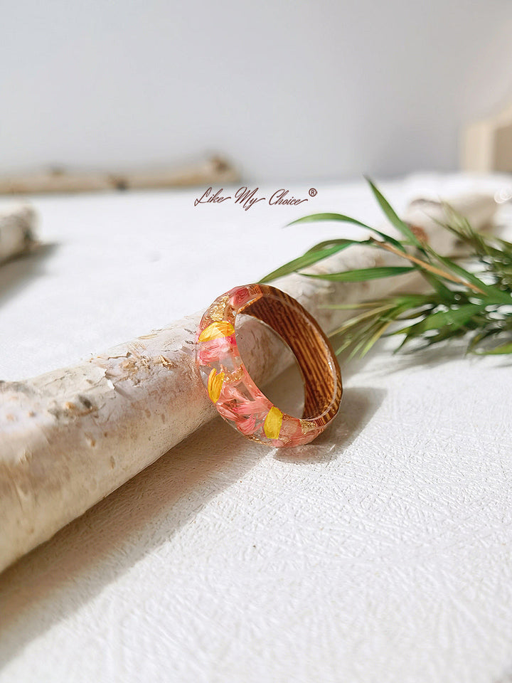 Handgefertigter Ring aus getrockneter Blume mit Intarsien aus Harz - Goldfolie rot