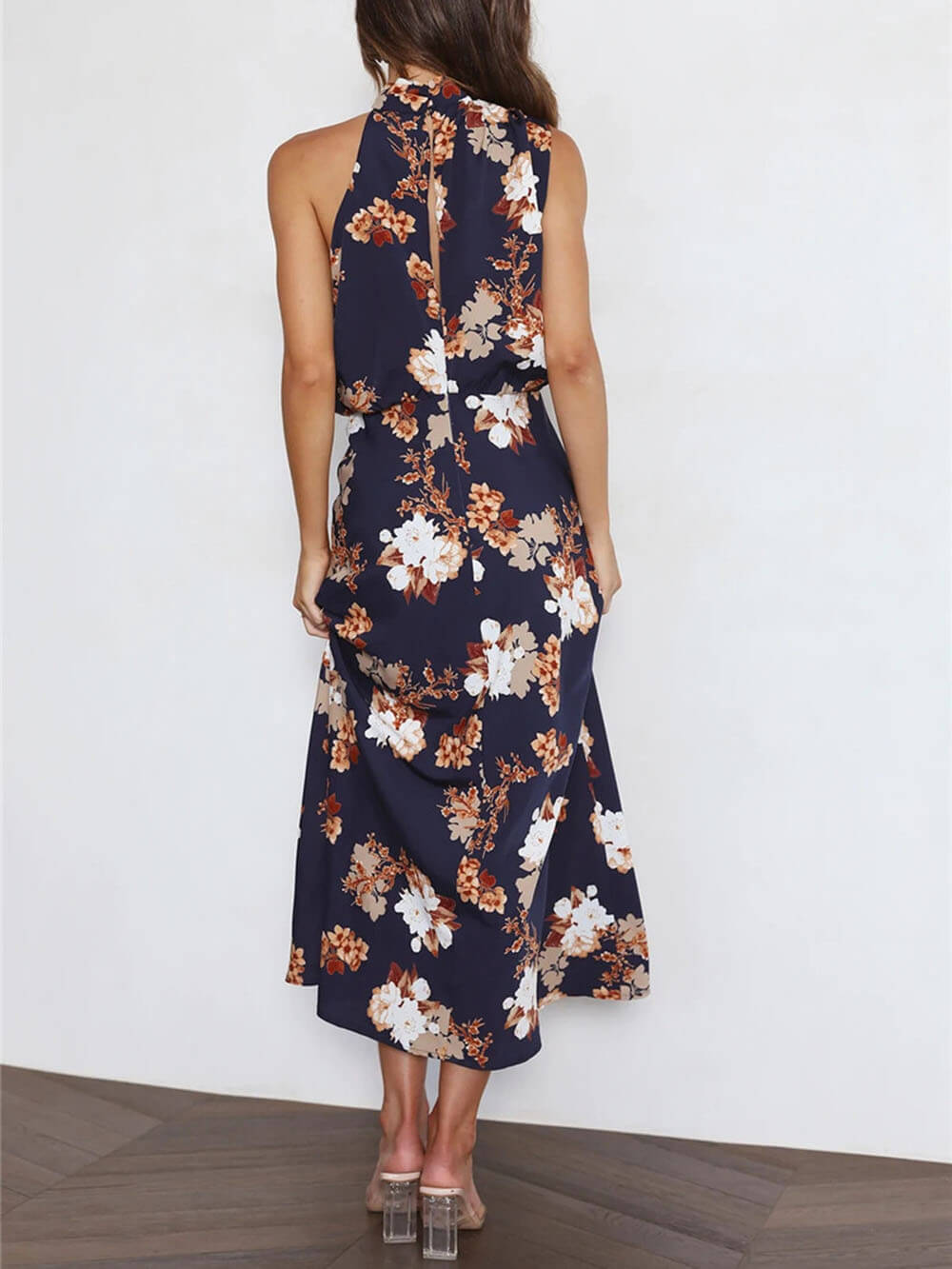 Vestido maxi floral com decote haltere e cintura elástica