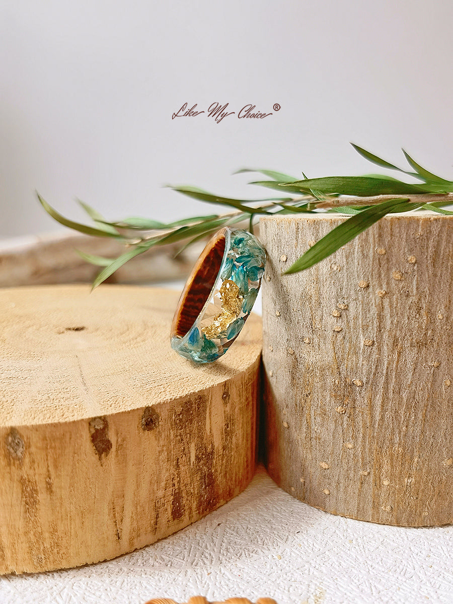 Handgefertigter Ring aus getrockneter Blume mit Intarsien aus Harz - Goldfolie blau