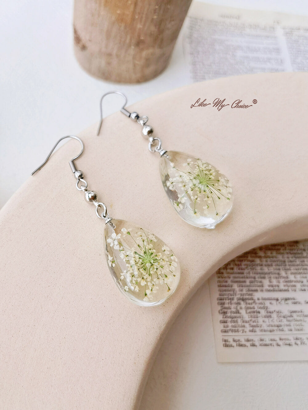 Boucles d'oreilles en résine avec bourgeons de la Reine Anne et fleurs séchées