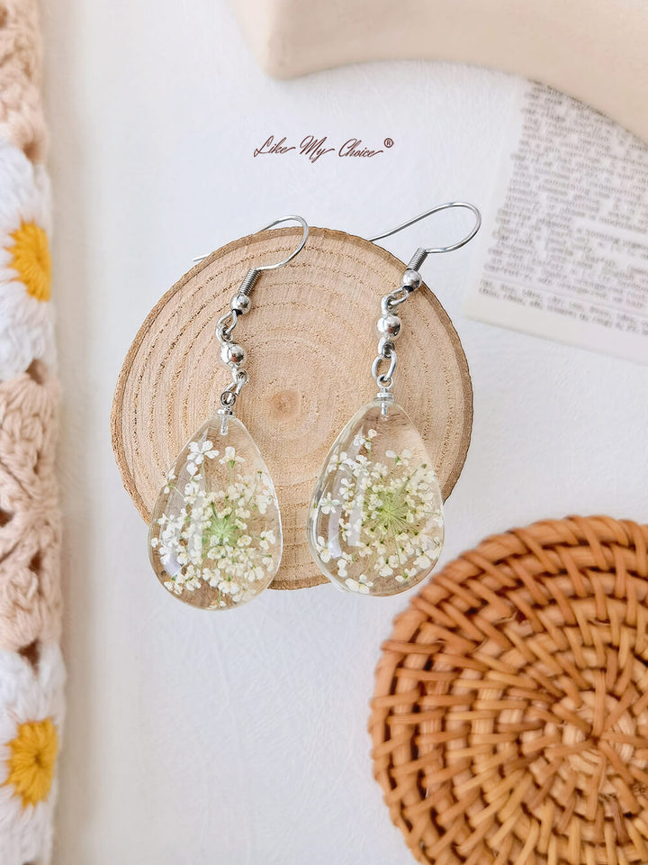 Boucles d'oreilles en résine avec bourgeons de la Reine Anne et fleurs séchées