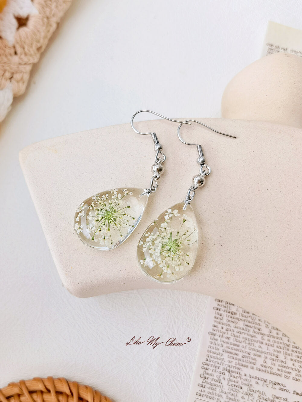 Boucles d'oreilles en résine avec bourgeons de la Reine Anne et fleurs séchées