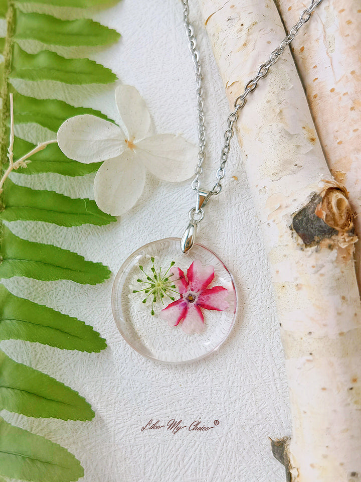 Collar circular con colgante de flor botánica de malva rosa Queen Anne Lace