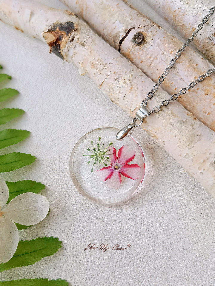 Collar circular con colgante de flor botánica de malva rosa Queen Anne Lace