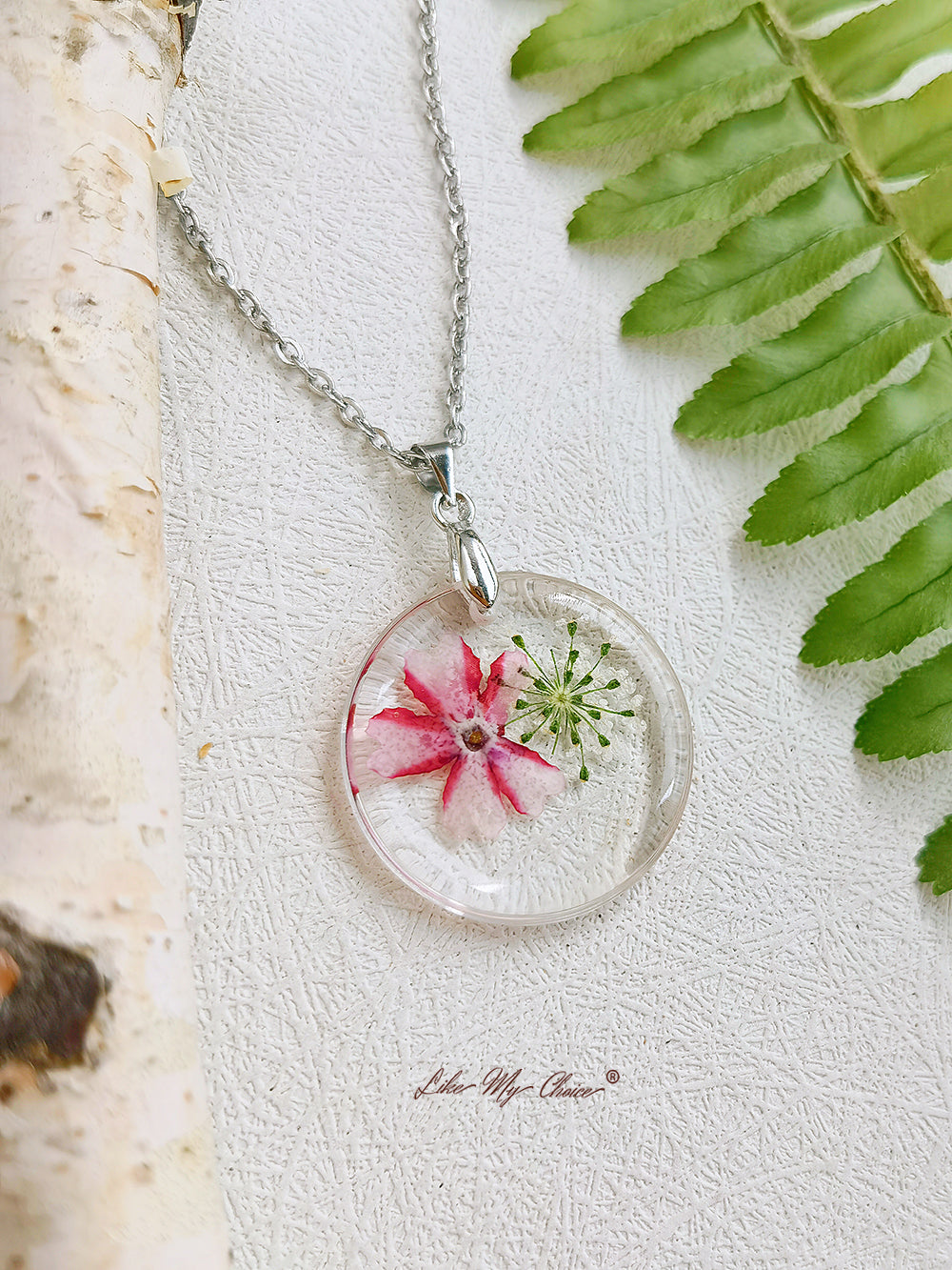 Queen Anne Lace Pink Mallows Flower Botanical Pendant Circle Colier