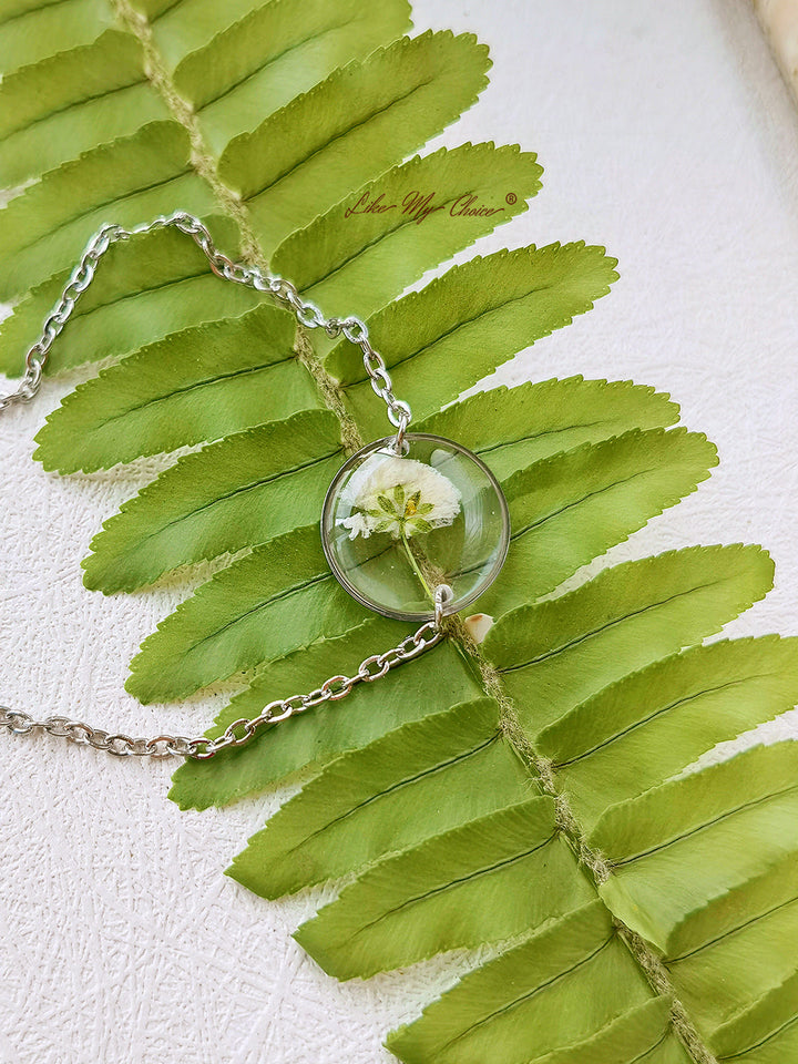 Pulseira redonda de resina com flor prensada Cosmos Sulphureus branco