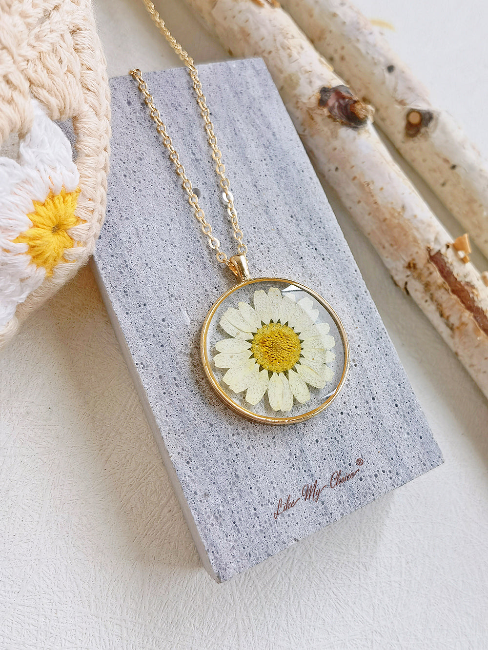 Collana di fiori pressati di margherita naturale