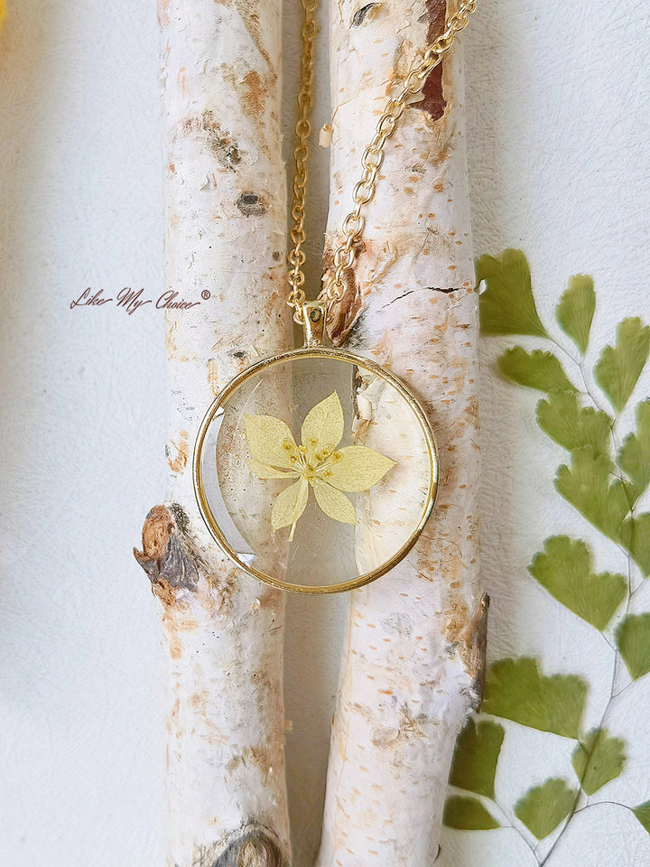 Embrace Nature's Beauty Halsband med blommor i harts