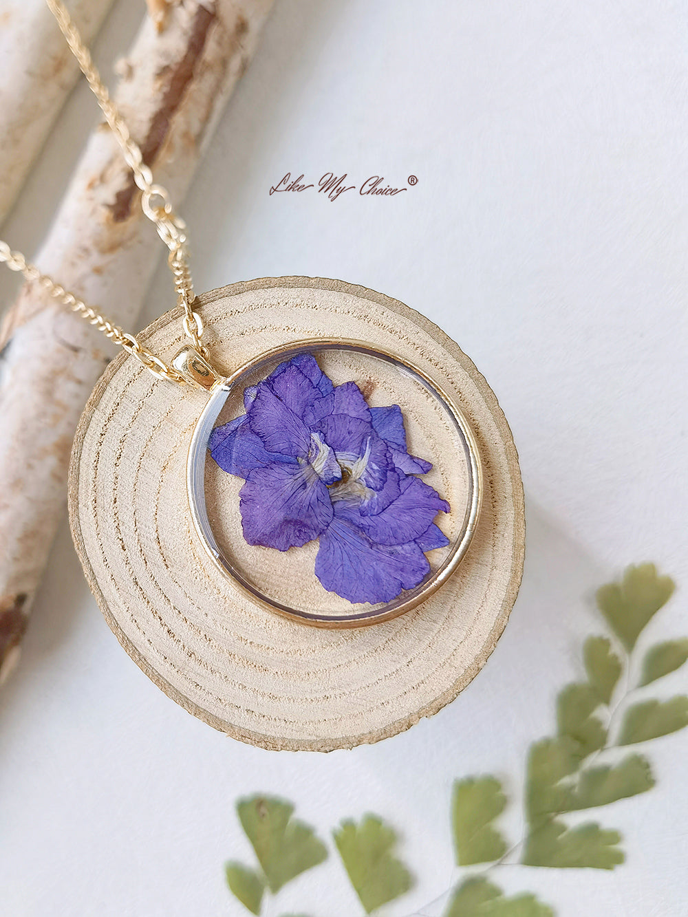 Collana di fiori pressati di violette