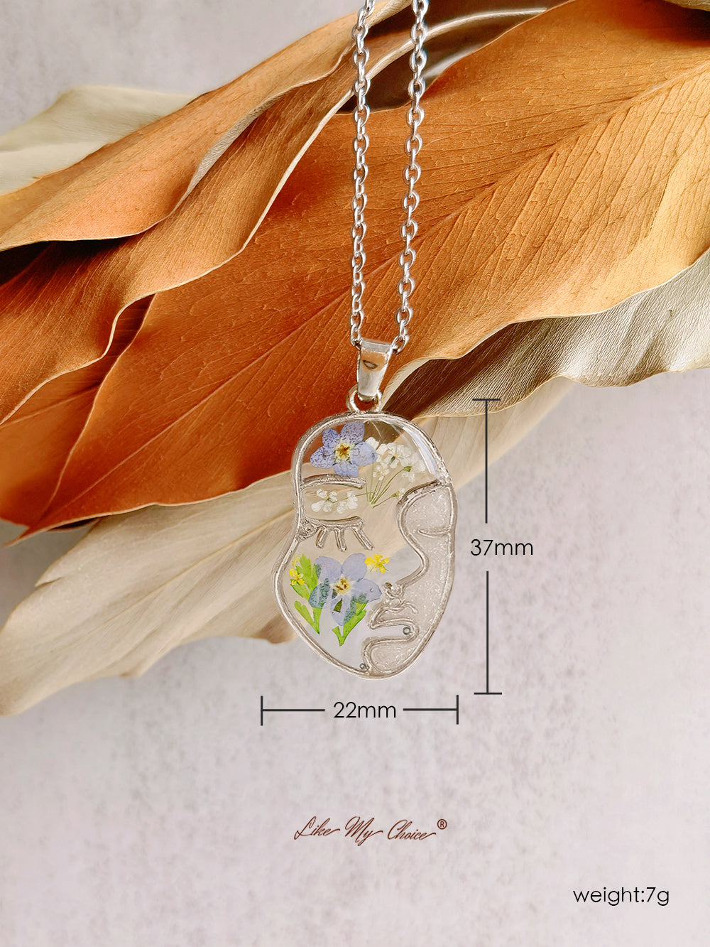 Collana con viso astratto di fiori pressati in resina Forget Me Not