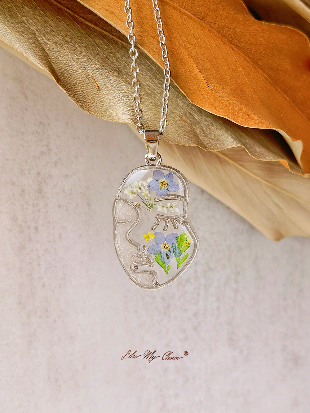 Collana con viso astratto di fiori pressati in resina Forget Me Not