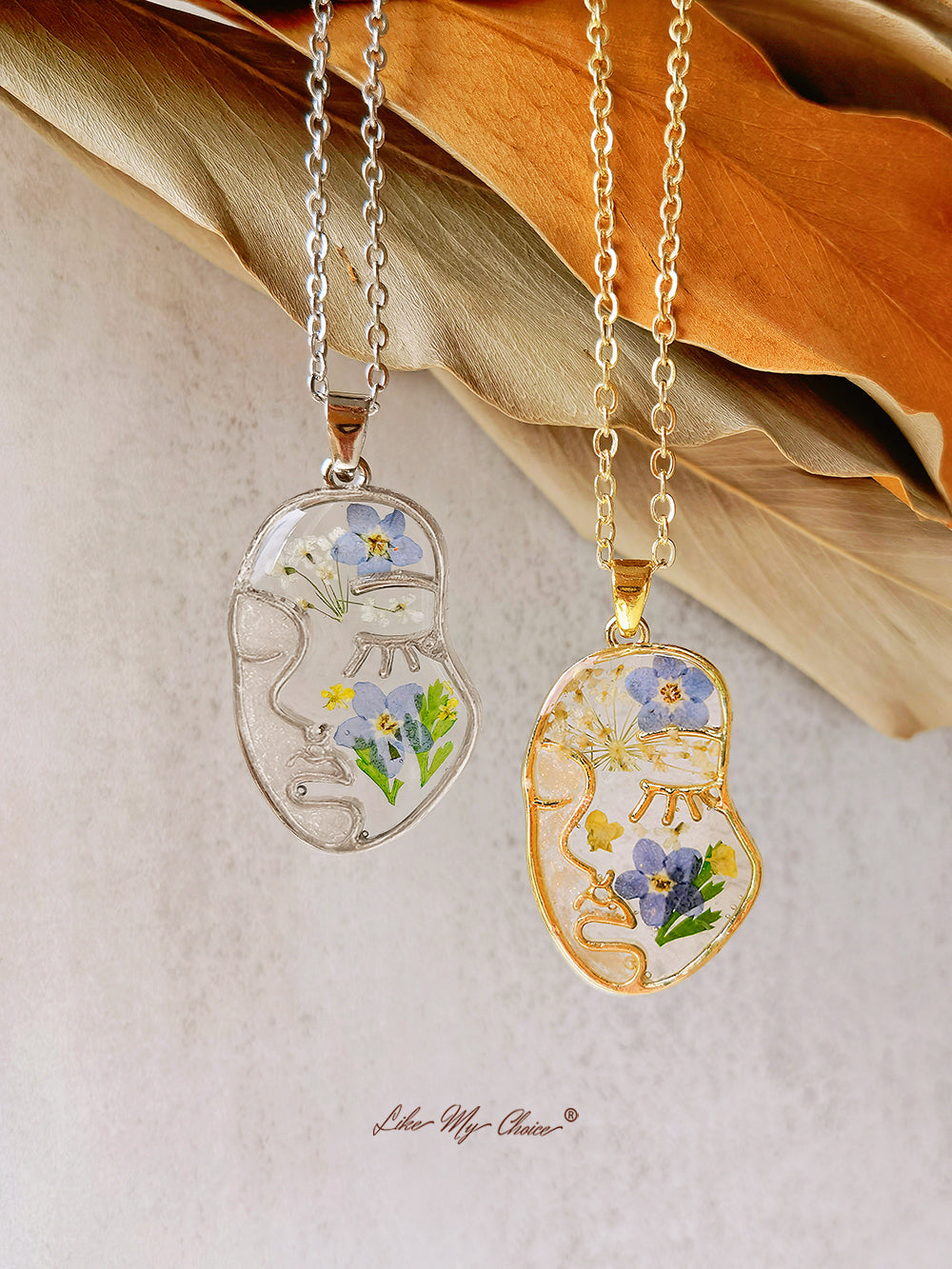 Collana con viso astratto di fiori pressati in resina Forget Me Not