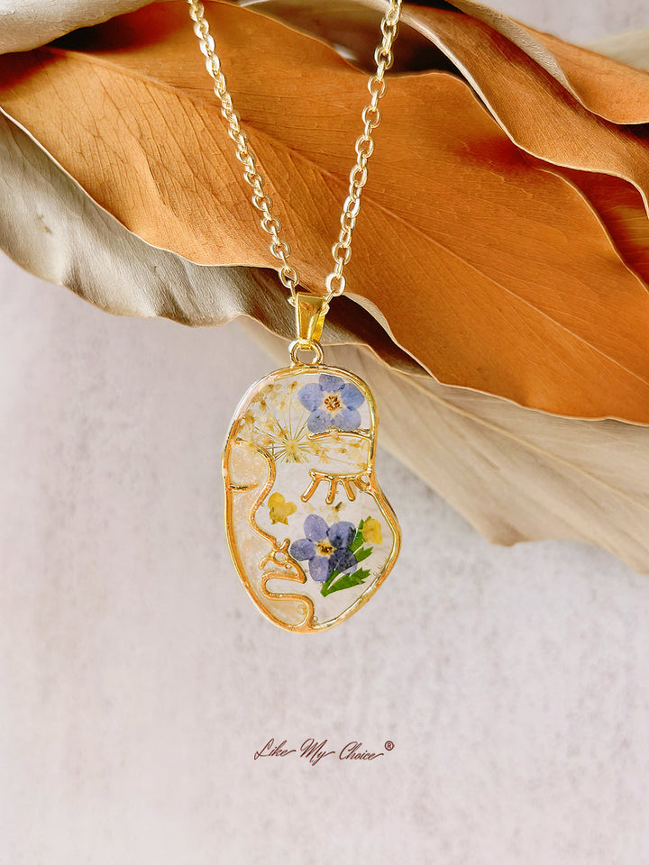 Collana con viso astratto di fiori pressati in resina Forget Me Not