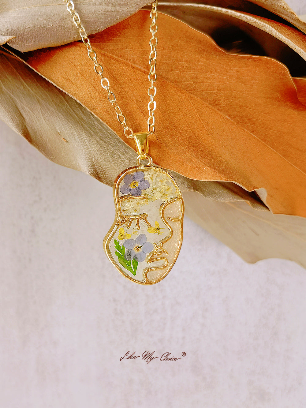 Collana con viso astratto di fiori pressati in resina Forget Me Not