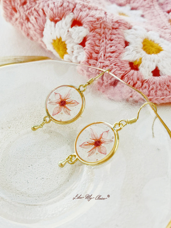 Boucles d'oreilles fleurs séchées avec pompons élégants en rose