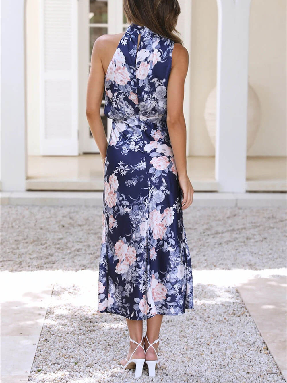 Vestido maxi floral com decote haltere e cintura elástica