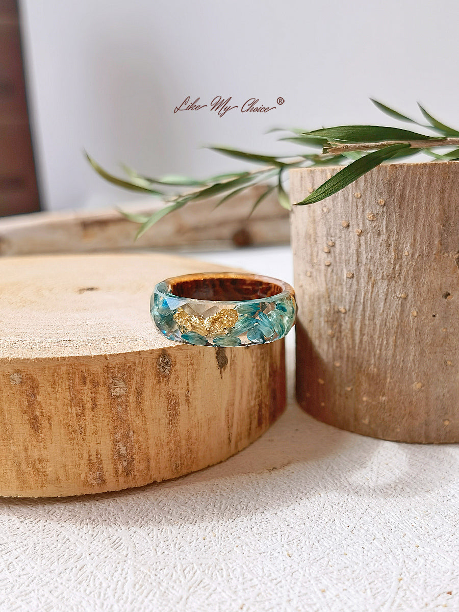 Handgefertigter Ring aus getrockneter Blume mit Intarsien aus Harz - Goldfolie blau