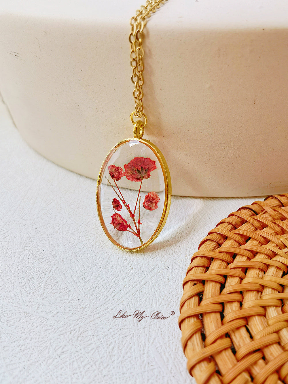 Collana con ciondolo a forma di bocciolo di narciso rosso fatta a mano