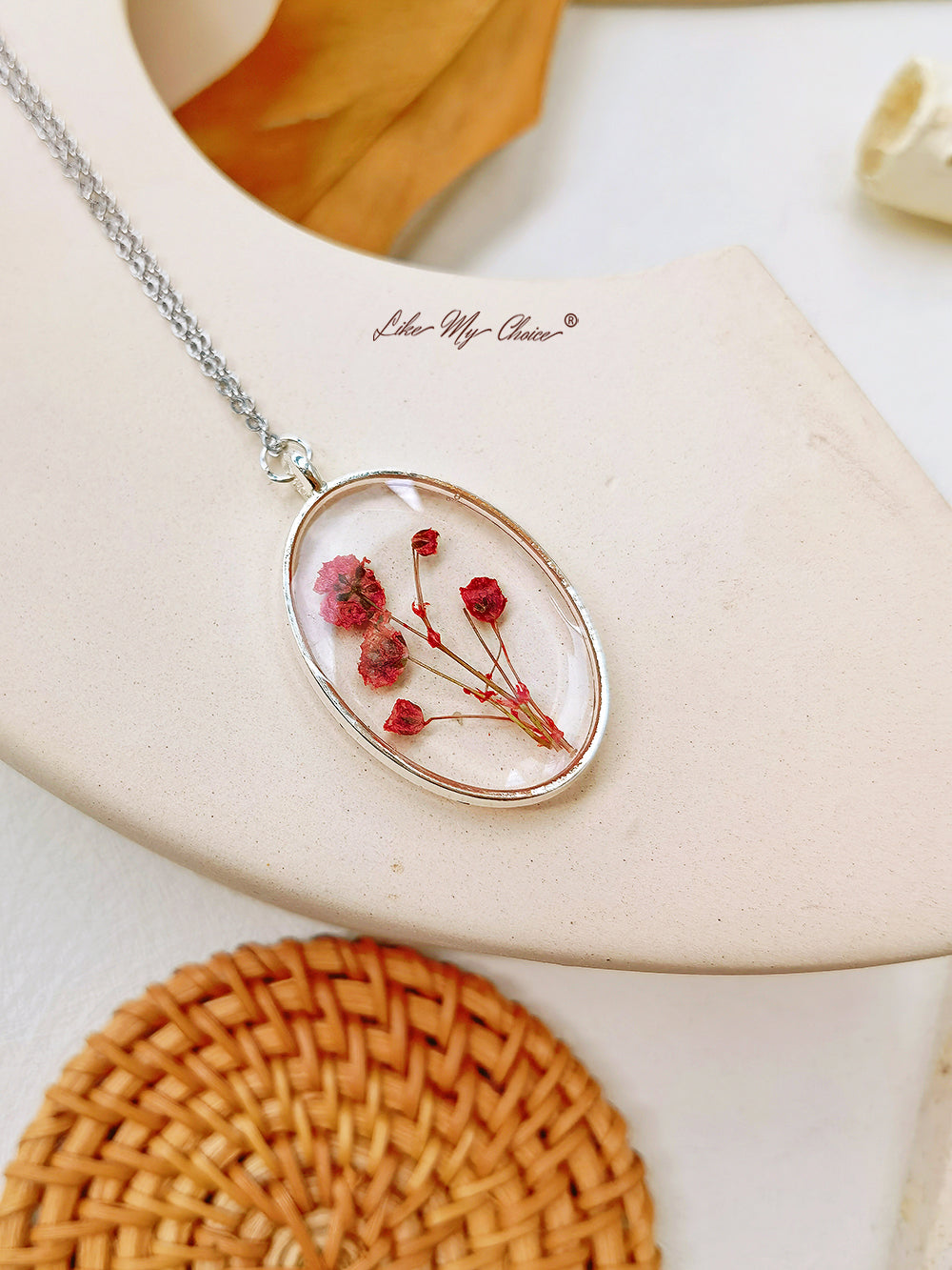 Collana con ciondolo a forma di bocciolo di narciso rosso fatta a mano