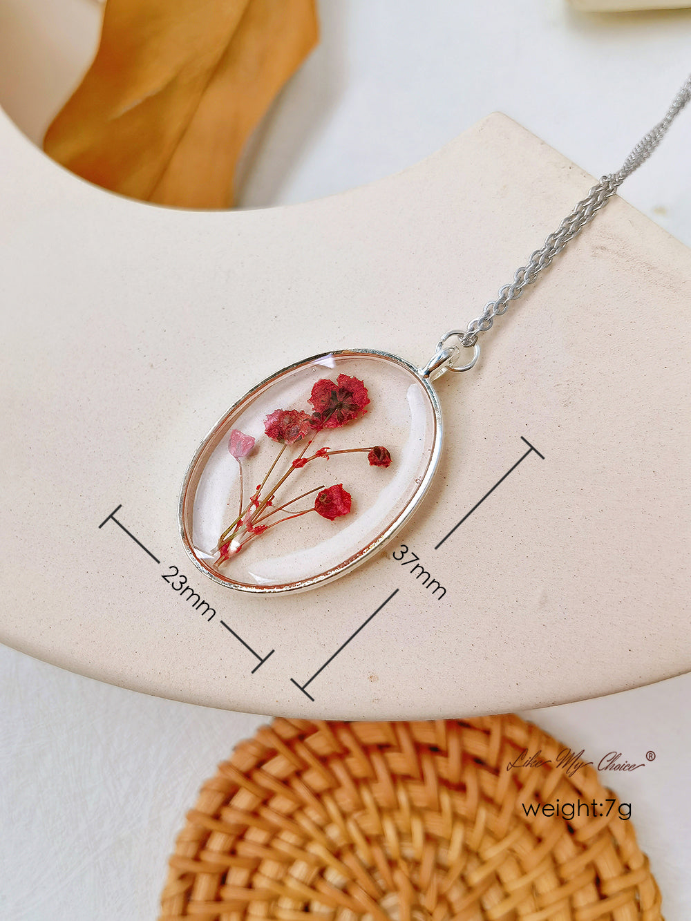 Collana con ciondolo a forma di bocciolo di narciso rosso fatta a mano