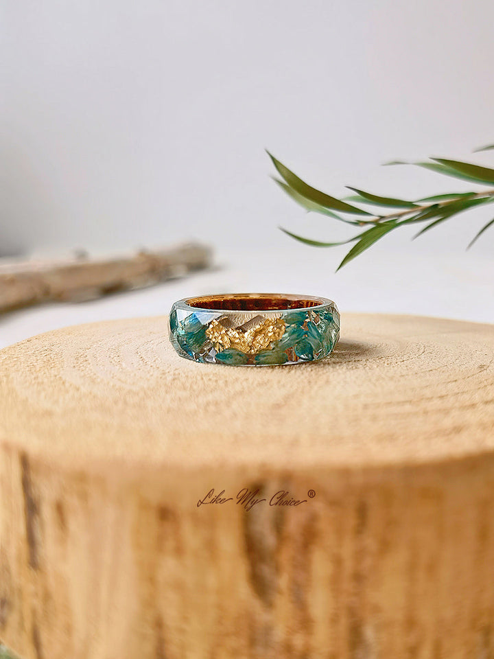 Handgefertigter Ring aus getrockneter Blume mit Intarsien aus Harz - Goldfolie blau