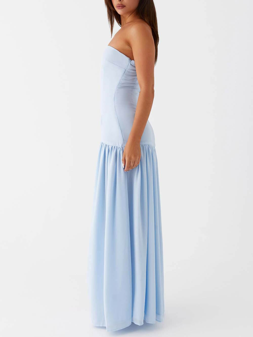 Exquisito vestido maxi sin tirantes con pliegues y espalda descubierta