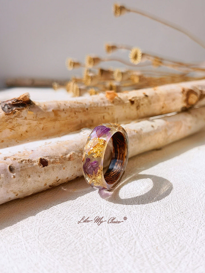 Handgefertigter Ring aus getrockneter Blume mit Intarsien aus Harz - Goldfolie lila