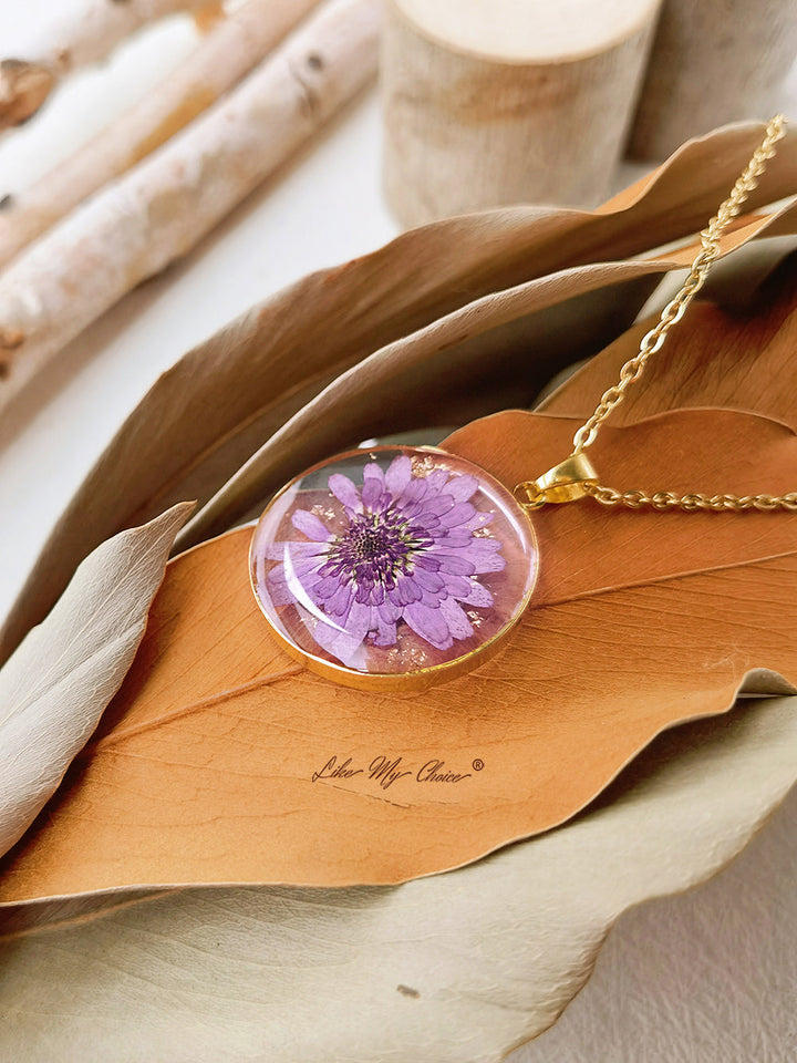 Collier de fleurs séchées en résine pour les amoureux de la nature