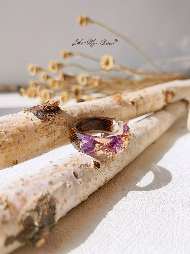 Handgefertigter Ring aus getrockneter Blume mit Intarsien aus Harz - Goldfolie lila