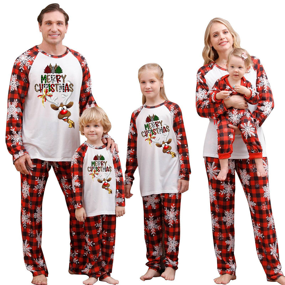 God Jul Tomten och Trädet Matchande pyjamas-set för familjen