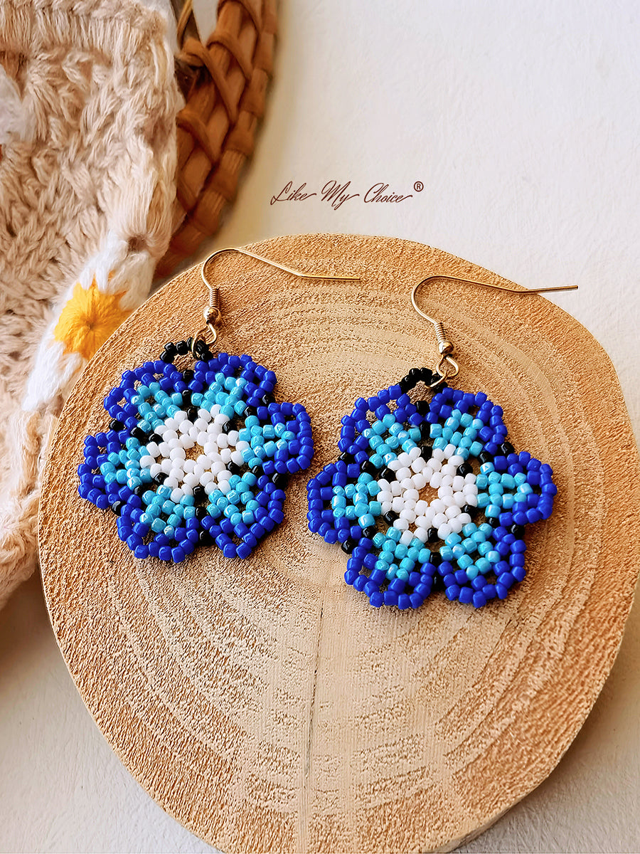 Pendants d'oreilles tressés avec des perles florales