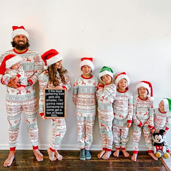 Conjunto de pijama a condizer para uma família de flocos de neve de veados de Natal