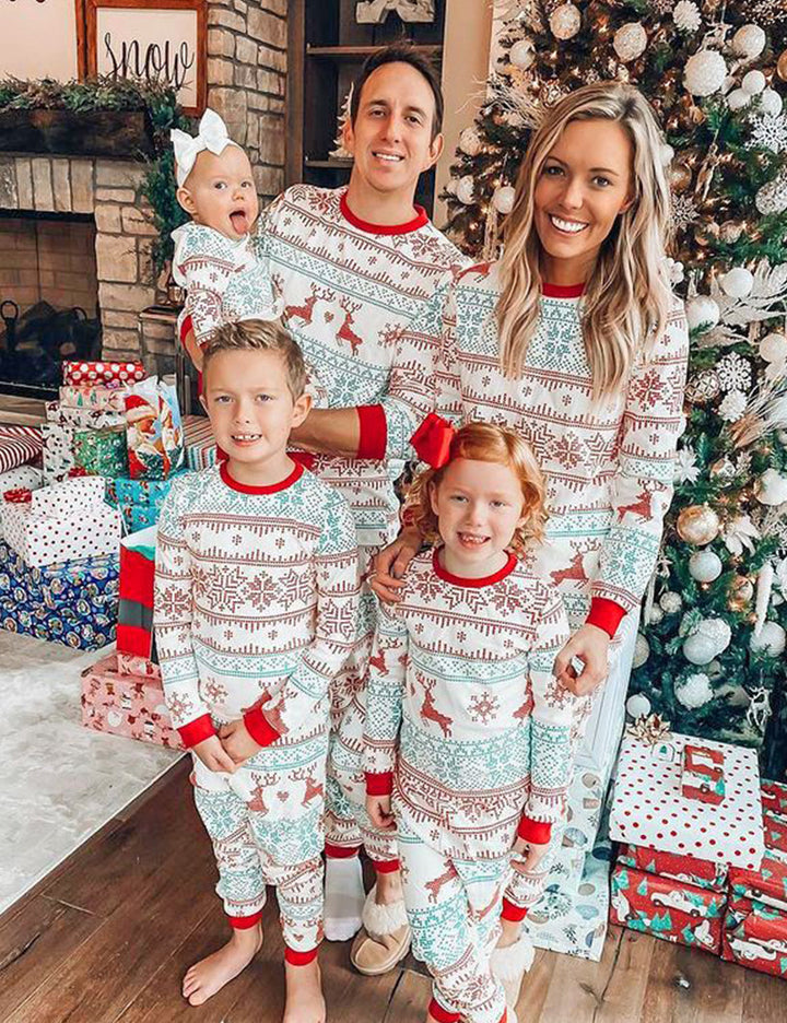 Conjunto de pijama a condizer para uma família de flocos de neve de veados de Natal