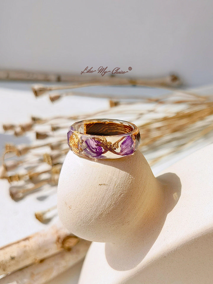 Handgefertigter Ring aus getrockneter Blume mit Intarsien aus Harz - Goldfolie lila