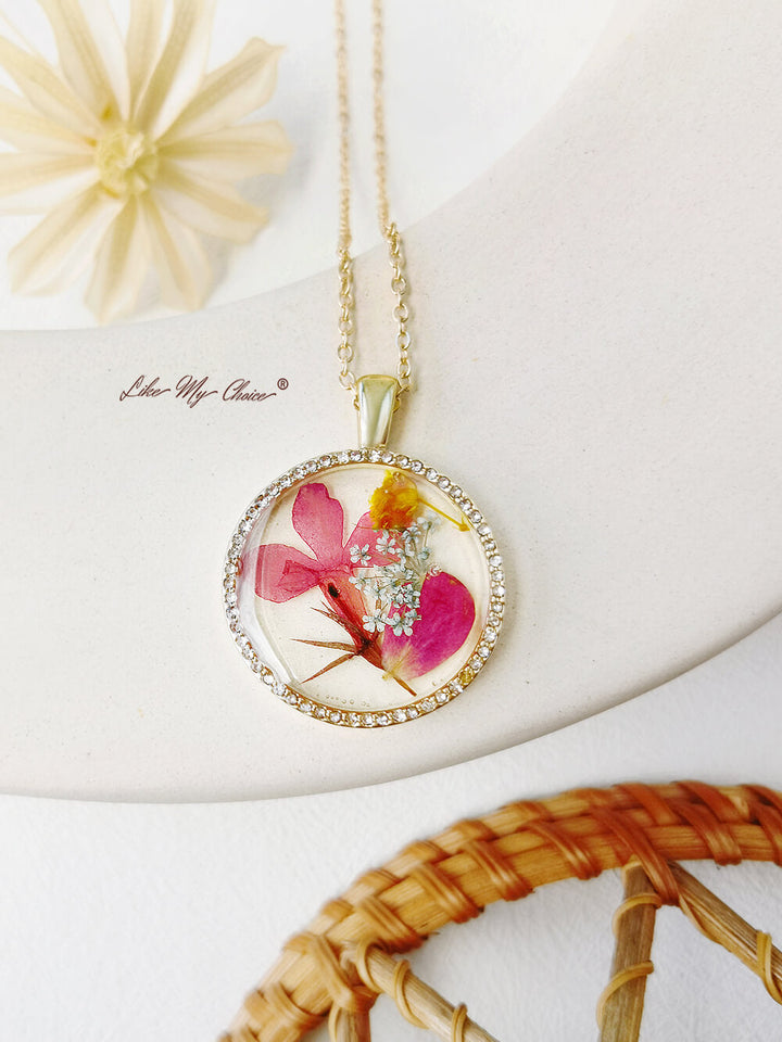 Collier avec pendentif en cristal rond et fleur d'orchidée dansante en résine