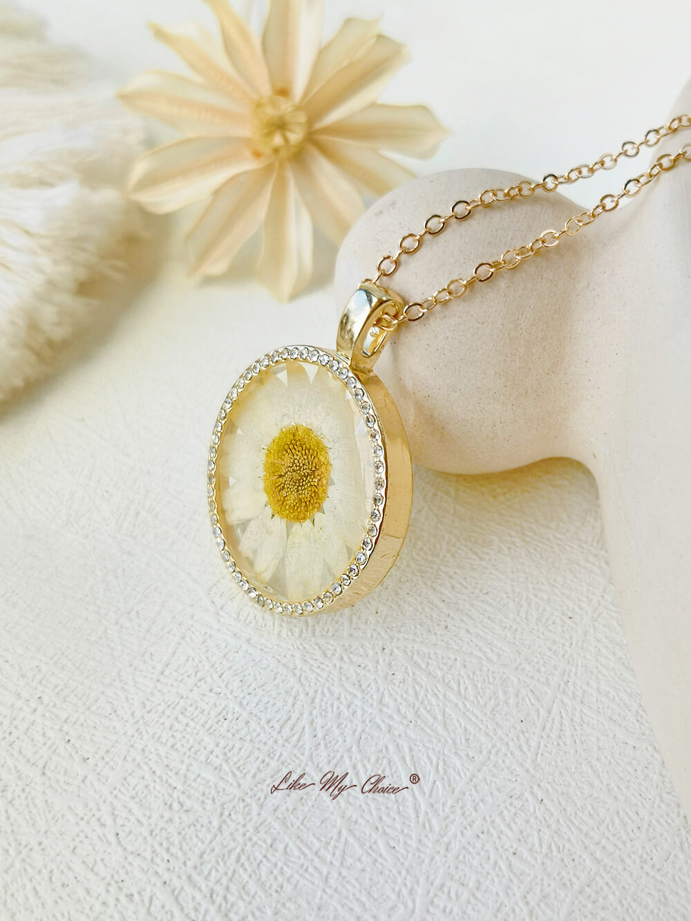 Collier avec pendentif en cristal rond et fleur de marguerite en résine