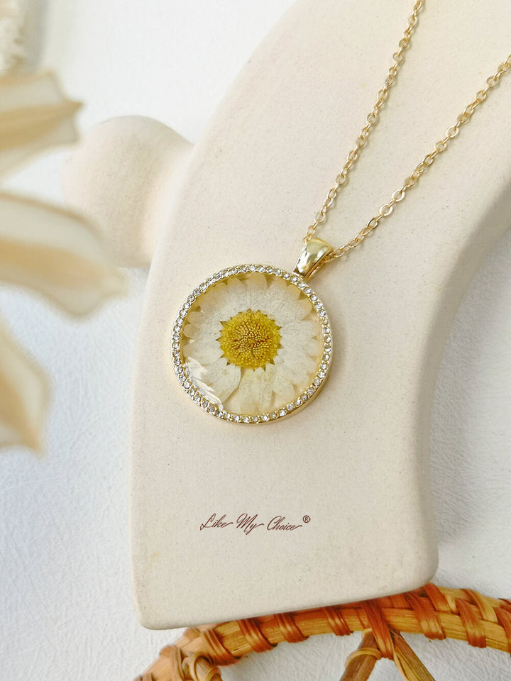 Collier avec pendentif en cristal rond et fleur de marguerite en résine