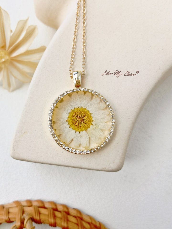 Collier avec pendentif en cristal rond et fleur de marguerite en résine